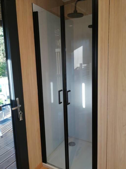 Joli Studio Climatise Avec Jacuzzi Prive Et Entree Independante Fréjus エクステリア 写真