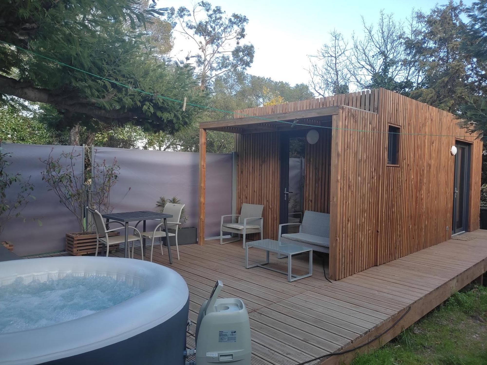Joli Studio Climatise Avec Jacuzzi Prive Et Entree Independante Fréjus エクステリア 写真